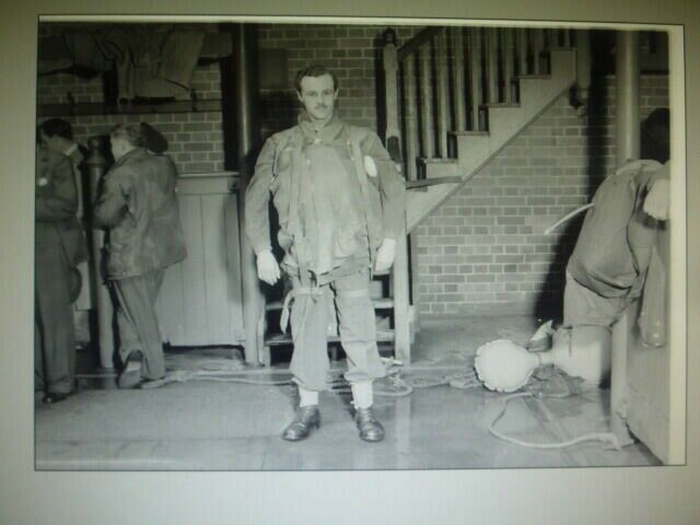 WW2 British Airborne Para Paratrooper in Kit Original Negative #46 WW2 British Airborne Para Paratrooper in Kit Original Negative #46