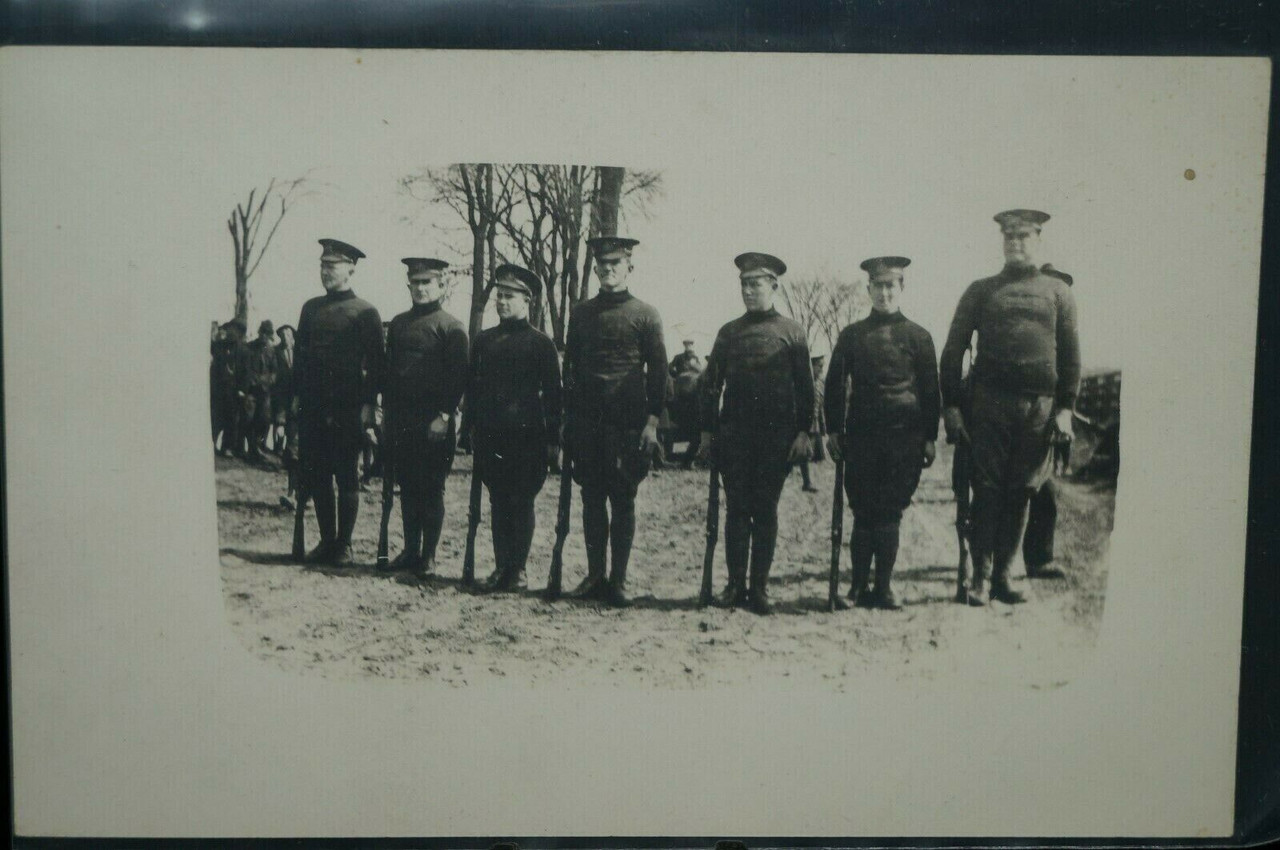 WW1 Canadian CEF seven Soldiers portrait Postcard WW1 Canadian CEF seven Soldiers portrait Postcard