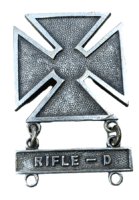 WW2 US Skill At Arms Rifle D Marksman Pin Back Insignia