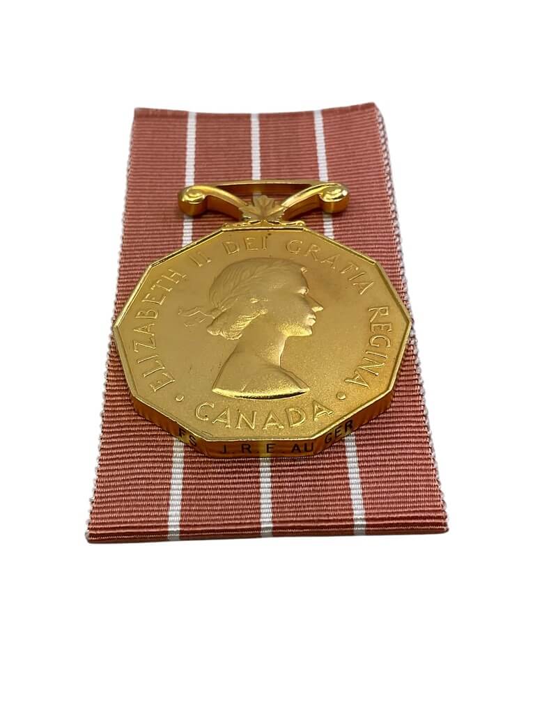 Canadian Forces CF Decoration Medal in Case RCAF Named FS J.R.E. Auger Canadian Forces CF Decoration Medal in Case RCAF Named FS J.R.E. Auger