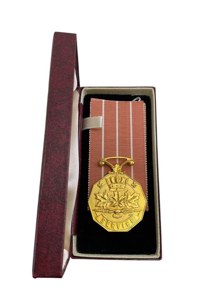 Canadian Forces CF Decoration Medal in Case RCAF Named FS J.R.E. Auger Canadian Forces CF Decoration Medal in Case RCAF Named FS J.R.E. Auger