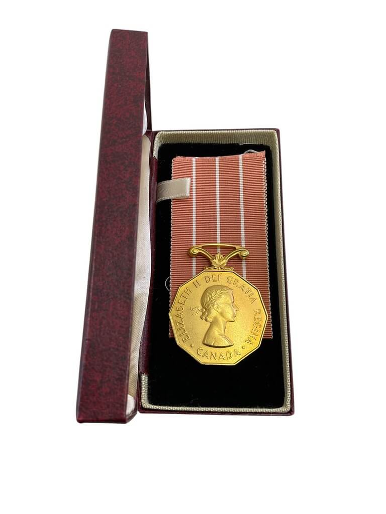 Canadian Forces CF Decoration Medal in Case RCAF Named FS J.R.E. Auger Canadian Forces CF Decoration Medal in Case RCAF Named FS J.R.E. Auger