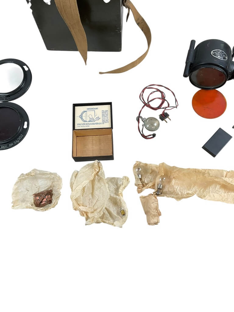 WW2 Canadian Army Signalling Lamp Short Range In Box WW2 Canadian Army Signalling Lamp Short Range In Box