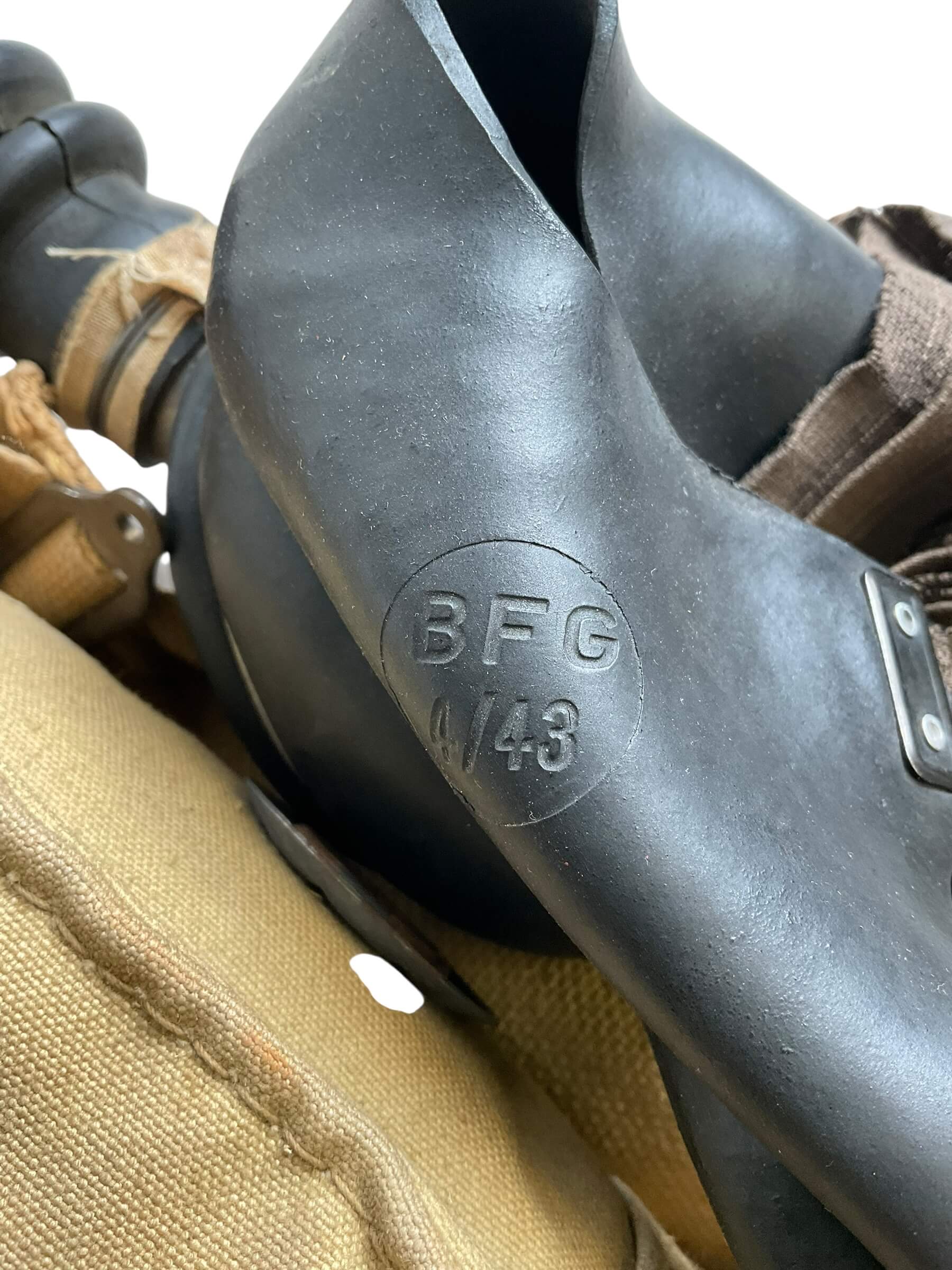 WW2 Canadian Army Respirator With Bag Dated 1943 WW2 Canadian Army Respirator With Bag Dated 1943