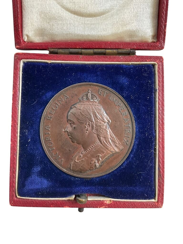 British Queen Victoria Commemorative Medallion In Case British Queen Victoria Commemorative Medallion In Case