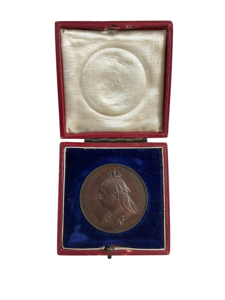 British Queen Victoria Commemorative Medallion In Case British Queen Victoria Commemorative Medallion In Case