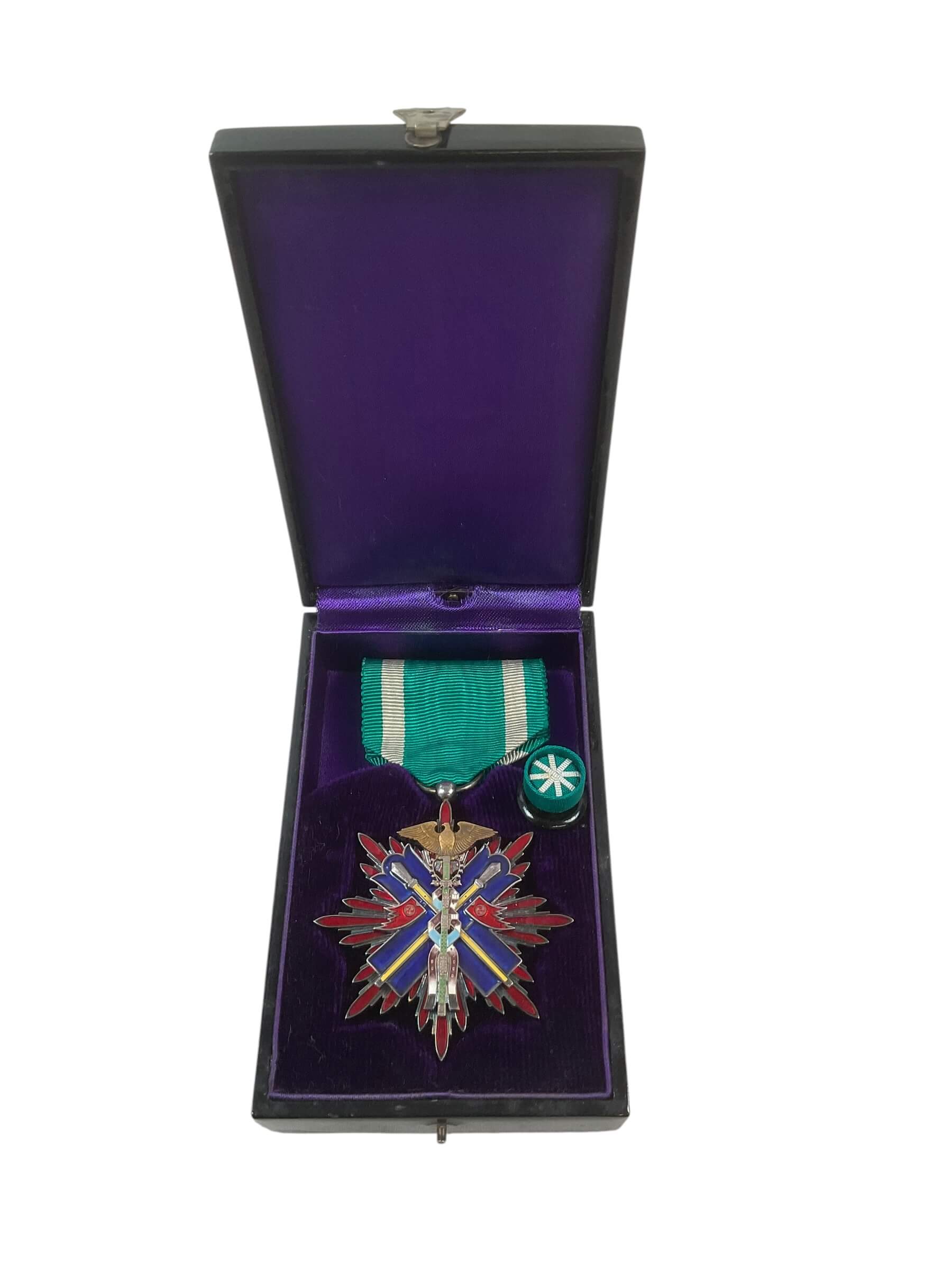 Imperial Japanese Order of the Kite 4th Class Full Size With Rosette In Case Imperial Japanese Order of the Kite 4th Class Full Size With Rosette In Case
